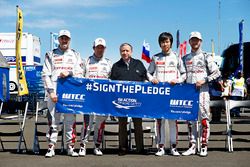 Pilotos de Citroen con Jean Todt, presidente de la FIA.