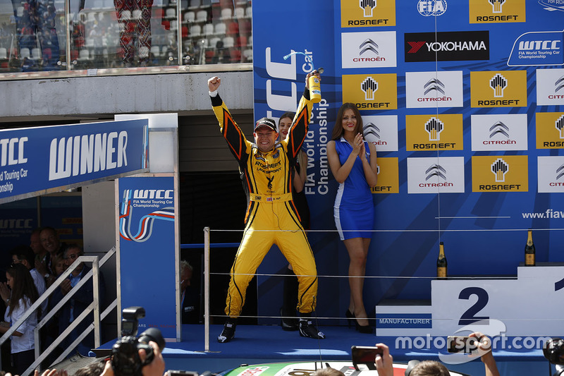 Podium: second place Rob Huff, Lada Vesta WTCC, Lada Sport Rosneft