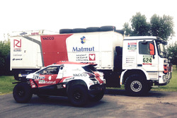 The RD Rallye Team prepares Romain Dumas and François Borsotto's Peugeot 2008 DKR15+