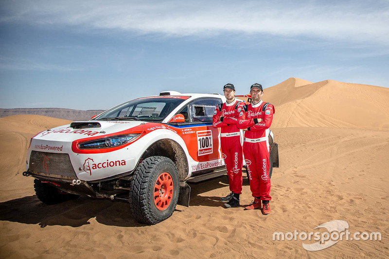 Ariel Jatón and Gastón Scazzuso, Acciona Eco Powered zero emissions vehicle