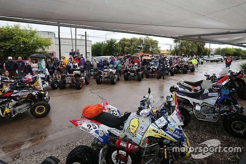 El convoy de motos y quads convoy se detiene en una estación de gasolina.