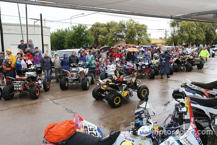 El convoy de motos y quads convoy se detiene en una estación de gasolina.