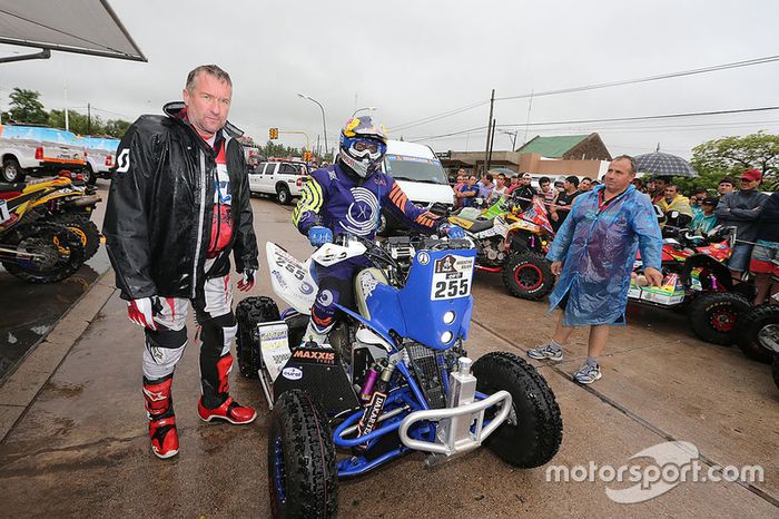 El convoy de motos y quads convoy se detiene en una estación de gasolina.