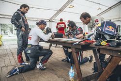 Control de pasaportes para Sébastien Loeb, Daniel Elena, Nasser Al-Attiyah y Matthieu Baumel