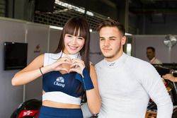 Alessio Picariello avec une Grid Girl