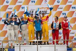 Podium: winners Sean Gelael and Antonio Giovinazzi, second place Michael Munemann, Jamie Winslow, De