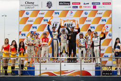 GT podium: winnaars Joshua Hunt, Dominic Ang, tweede Jeffrey Lee, Alessio Picariello, Adderly Fong,