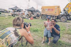 Un joven aficionado con Nasser Al-Attiyah