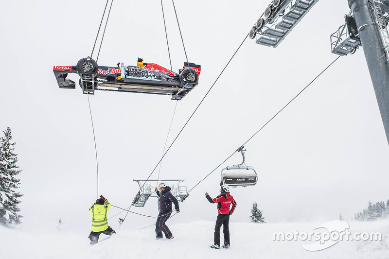 10. Red Bull RB7 llega en helicóptero