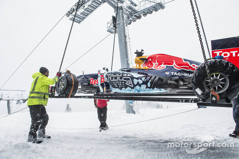 Red Bull RB7 wird per Hubschrauber eingeflogen