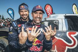 Categoria auto: il vincitore Stéphane Peterhansel, Peugeot Sport con il compagno di squadra Cyril Despres, Peugeot Sport