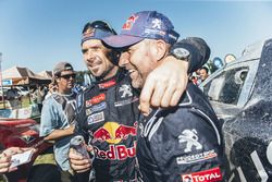 Le vainqueur chez les autos Stéphane Peterhansel avec son équipier Cyril Despres, Peugeot Sport