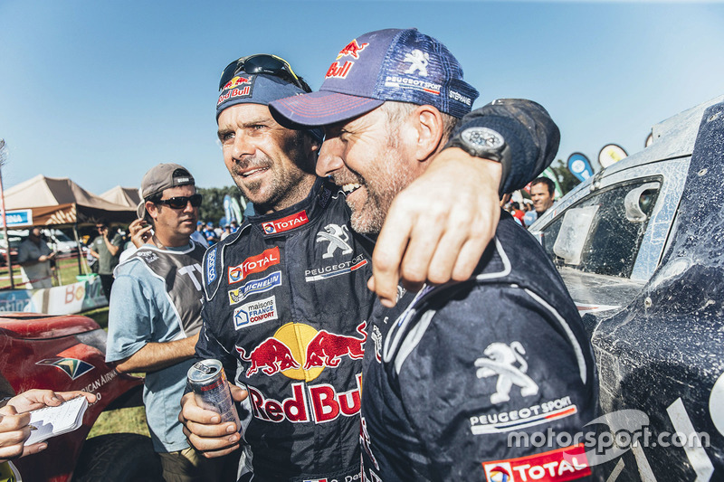 Ganador de la categoría de autos Stéphane Peterhansel con su compañero de equipo Cyril Despres, Peugeot Sport