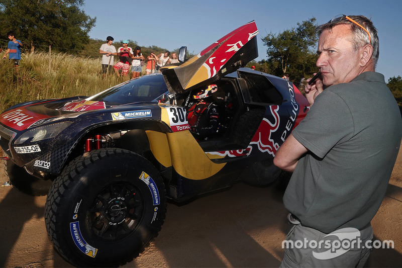 Etienne Lavigne and #302 Peugeot: Stéphane Peterhansel, Jean-Paul Cottret