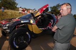 Etienne Lavigne and #302 Peugeot: Stéphane Peterhansel, Jean-Paul Cottret