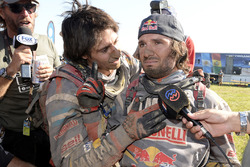Le vainqueur chez les quads, Marcos Patronelli et son frère Alejandro Patronelli fêtent le doublé