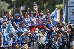 Quad, ganador, Marcos Patronelli y su hermano, Alejandro Patronelli, celebran