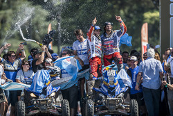 Le vainqueur chez les quads Marcos Patronelli et son frère Alejandro Patronelli fêtent le doublé