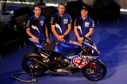 Sylvain Guintoli et Alex Lowes avec Paul Denning, team principal Pata Yamaha