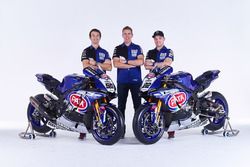 Sylvain Guintoli e Alex Lowes con Paul Denning, Pata Yamaha team principal