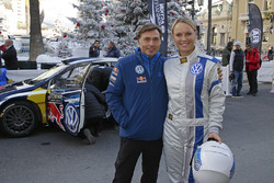 Йост Капито, глава Volkswagen Motorsport с Каролин Возняцки