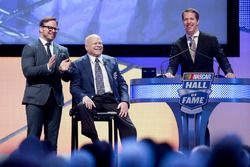 Marcus Smith y su padre, Bruton Smith y Brad Keselowski