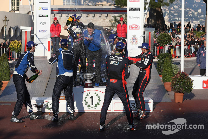Podium : les vainqueurs Sébastien Ogier, Julien Ingrassia, Volkswagen Motorsport, les deuxièmes, Andreas Mikkelsen, Anders Jäger, Volkswagen Motorsport, les troisièmes, Thierry Neuville, Nicolas Gilsoul, Hyundai Motorsport