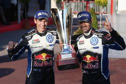 Podium : les vainqueurs Sébastien Ogier, Julien Ingrassia, Volkswagen Motorsport