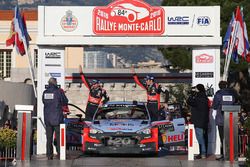 Podio, terzo posto: Thierry Neuville, Nicolas Gilsoul, Hyundai Motorsport