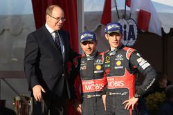 Podium : les troisièmes, Thierry Neuville, Nicolas Gilsoul, Hyundai Motorsport avec le Prince Albert II