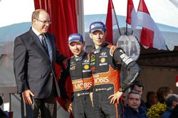 Podio: terzi Thierry Neuville, Nicolas Gilsoul, Hyundai Motorsport con il Prinicipe Alberto II