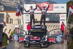 Podium : les vainqueurs Sébastien Ogier, Julien Ingrassia, Volkswagen Motorsport