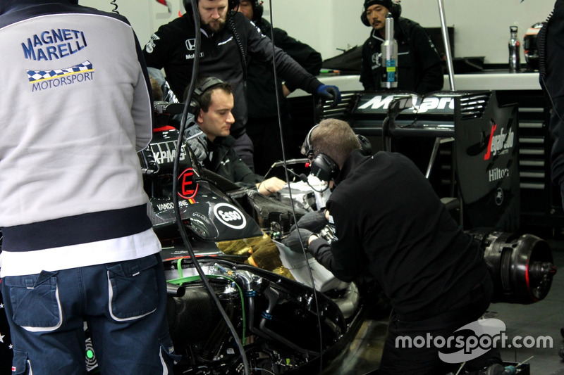 Mecânicos trabalham na McLaren de Stoffel Vandoorne's