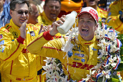 Ryan Hunter-Reay celebra con el ingeniero de carrera Ray Gosselin