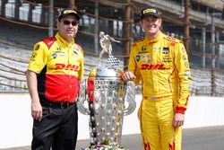 Ganador Ryan Hunter-Reay y el ingeniero de carrera Ray Gosselin