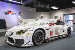 卢卡斯·鲁尔与约翰·爱德华兹为宝马M6 GTLM 100周年特别涂装揭幕