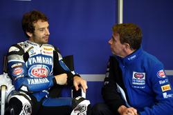 Sylvain Guintoli avec Paul Denning, team principal de Pata Yamaha