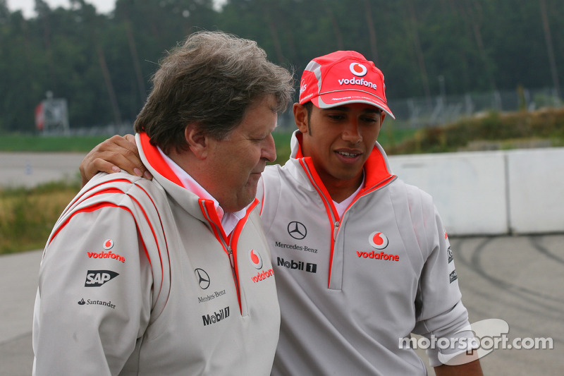 Norbert Haug, Mercedes, Motorsport chief ve Lewis Hamilton, McLaren Mercedes