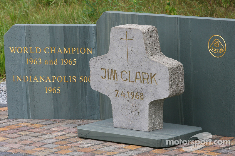 Falleció el 7 de abril de 1968 en Hockenheim tras un fuerte accidente a los mandos de un Fórmula 2. Aquel año había ganado la primera carrera de la temporada de F1 en Sudáfrica... su compañero Hill acabaría llevándose el título