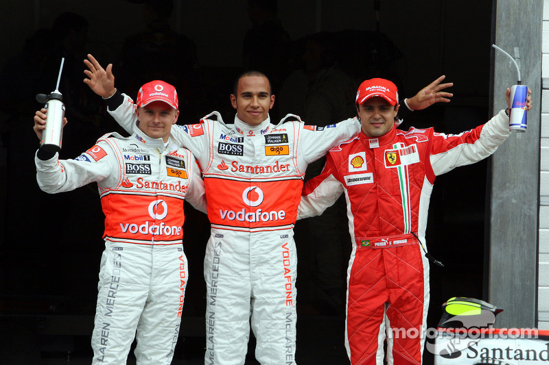 Ganador de la pole position Lewis Hamilton con Felipe Massa y Heikki Kovalainen