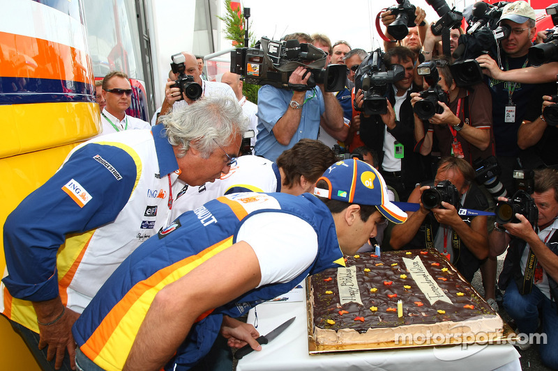 Nelson A. Piquet, Renault F1 Team y Fernando Alonso, Renault F1 Team, con su pastel de cumpleaños