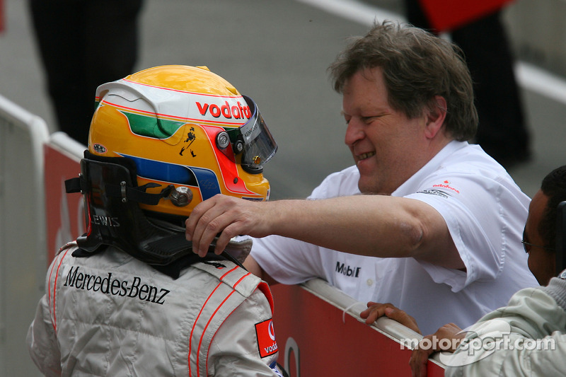 Yarış galibi Lewis Hamilton kutlama yapıyor ve Norbert Haug