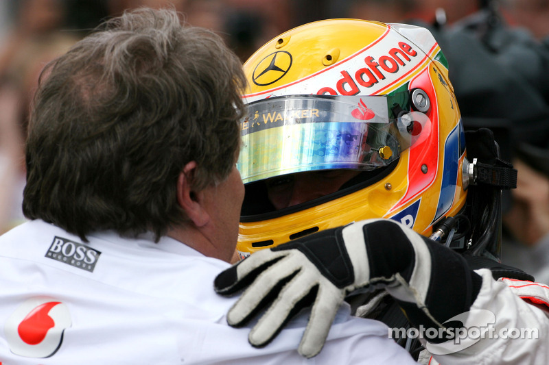 Yarış galibi Lewis Hamilton kutlama yapıyor ve Norbert Haug