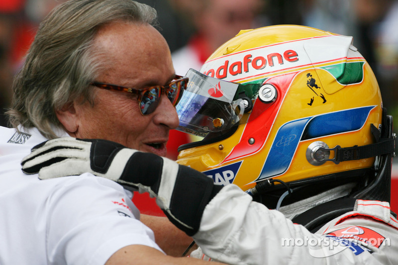 Yarış galibi Lewis Hamilton kutlama yapıyor ve Mansour Ojeh