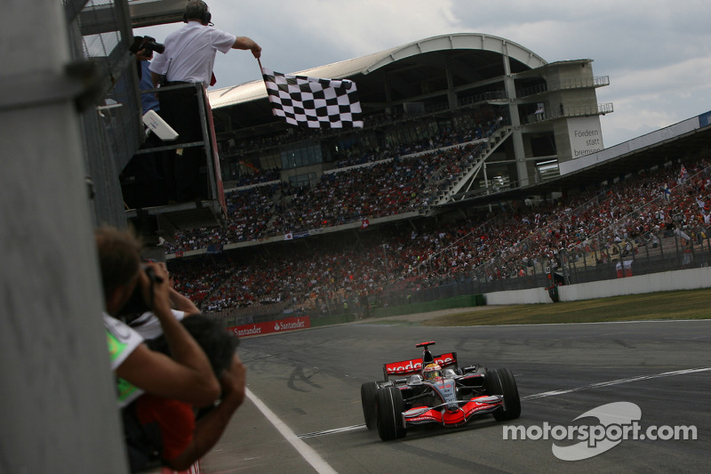 Lewis Hamilton salué par le drapeau à damiers