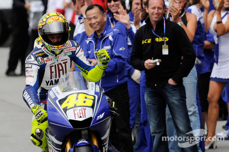 Racewinnaar Valentino Rossi viert