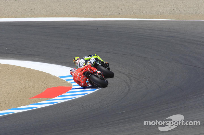 Valentino Rossi voor Casey Stoner
