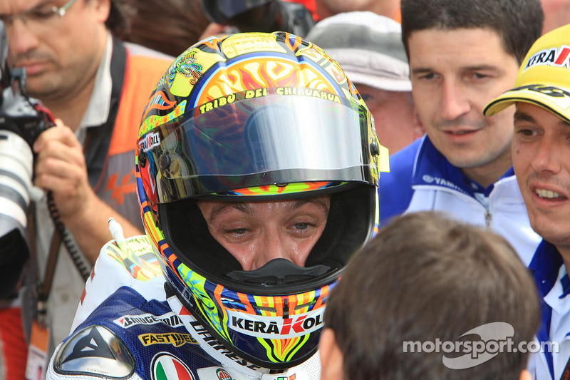 Ganador de la carrera Valentino Rossi celebra