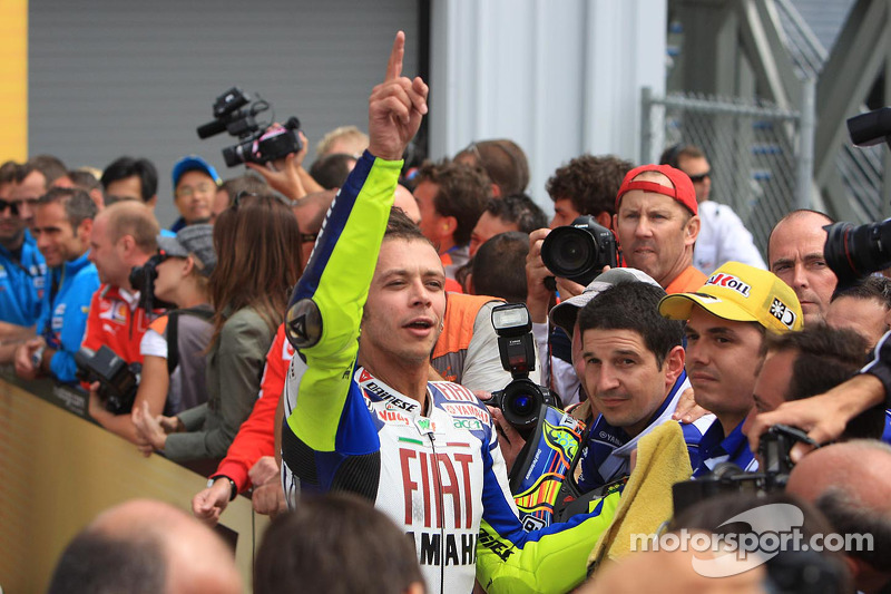 Ganador de la carrera Valentino Rossi celebra