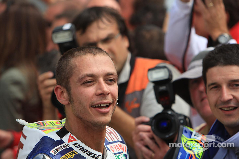 Ganador de la carrera Valentino Rossi celebra